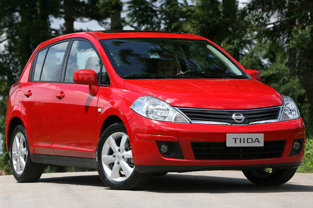 Nissan-Tiida-2010-00