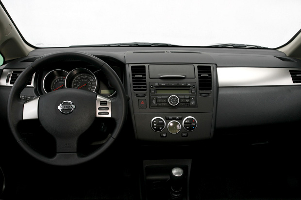 Nissan-Tiida-2010-03