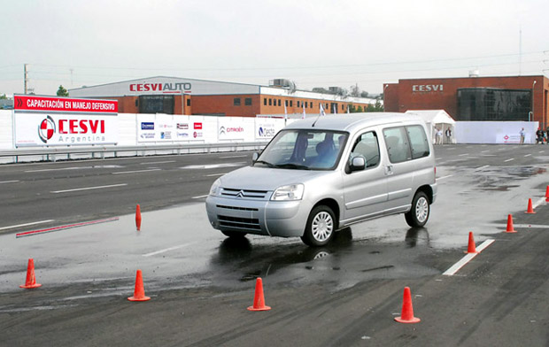 Curso de manejo defensivo CESVI-Citroën