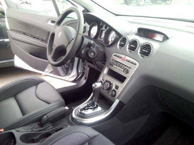 Peugeot 408 Nacional  fotos del interior 02