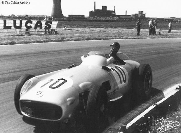 F1 Mercedes W196m con Fangio en el gran Prix de Inglaterra de 1955