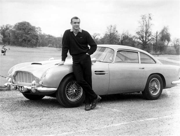 Sean Connery con el Aston Martin DB5 utilizado para las películas de James Bond Goldfinger y Operación Trueno.