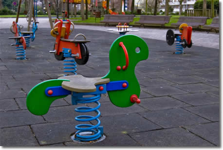 Parque infantil con pavimento hecho con caucho reciclado