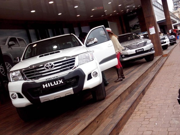 Toyota-Hilux-Limited-1